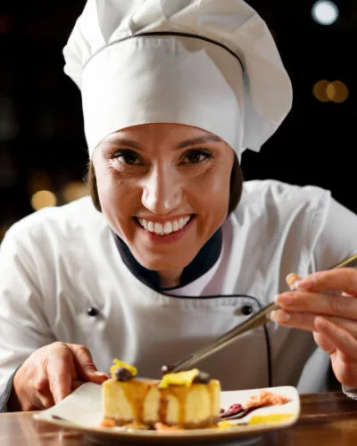 Sara: chef sorridente che decora un dolce
